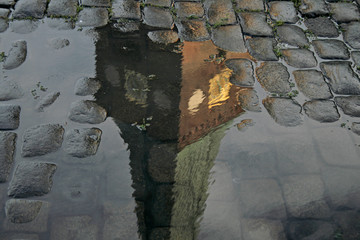 reflejo de torre de iglesia en Arhus