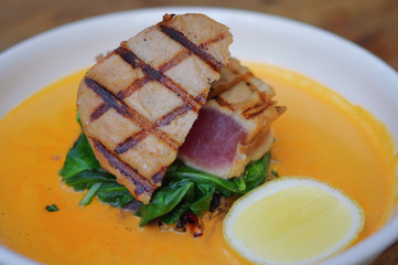 Grilled tuna steak with curry and spinach
