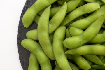 石皿に盛り付けした枝豆