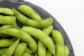 石皿に盛り付けした枝豆