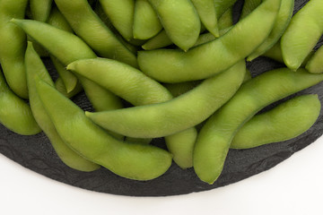 石皿に盛り付けした枝豆