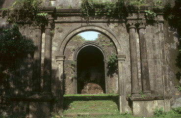 Fototapeta na wymiar Arches with Portuguese architecture in the Vasai fort, near Mumbai, India