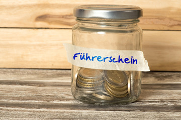 Einmachglas mit Euro Geld für Führerschein