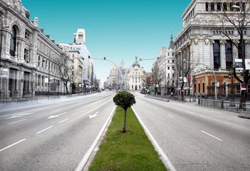 Crédence de cuisine en verre imprimé Madrid covid-19, le coronavirus, Le début de la fin, photo de la rue Alcalá dans le centre-ville de Madrid vide par la quarantaine du coronavirus, photo noir et blanc, photo dystopique,