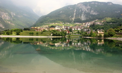 Obraz premium paese che si riflette sul lago