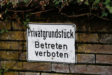 Private entrance sign in German