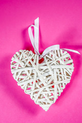 coeur en bois sur un fond rose