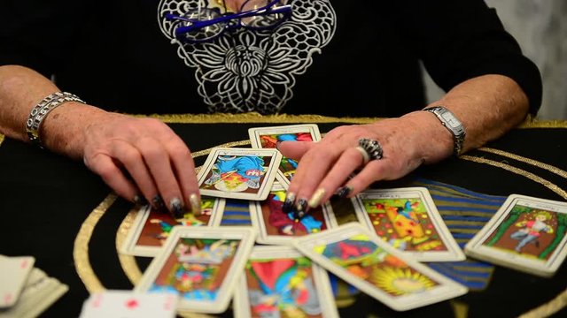 FLORENCE-ITALY-2020.1.25 Clairvoyant reads Tarot cards