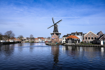 Fototapeta na wymiar Holländische Windmühle im Hafen von Haarlem