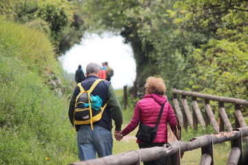 Due anziani fanno trekking
