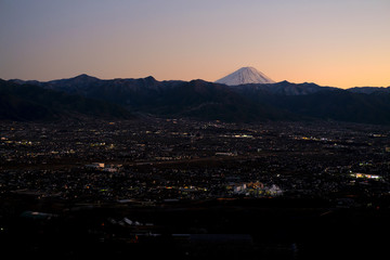 山梨県笛吹川フルーツ公園から見る富士山の夕景