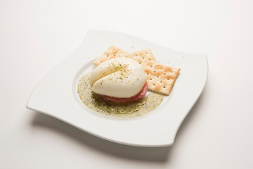 カプレーゼ　チーズ　クラッカー