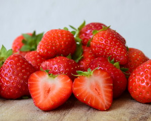 Rote Erdbeeren auf einem Holztisch - Textur und Hintergrund 