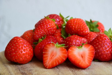 Leckere frisch geerntete Erdbeeren auf einem Holztisch