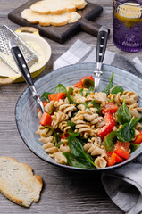 Brown pasta with vegetables