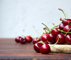 Frisch geerntete rote Kirschen auf einem Holztisch - Sommerfrüchte 