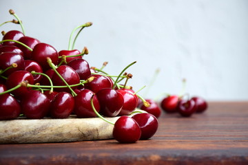 Leckere rote Kirschen auf einem Holztisch - Kirschenzeit ist Sommerzeit
