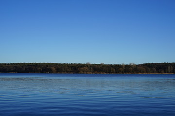 Blick vom Ufer an der Jaczo-Schlucht über die Havel auf Schildhorn