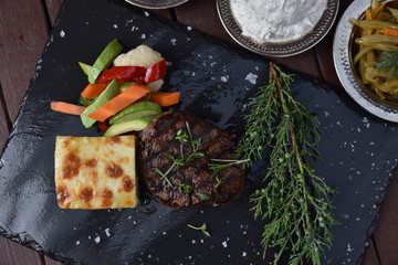 Obraz na płótnie Canvas delicious baked steak with vegetables