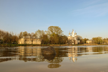 Naklejka premium Vologda. Beautiful spring day on the river Bank. The Church in the name of St. John Chrysostom. 17th century