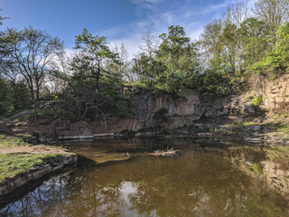 Fototapeta na wymiar beautiful landscape of a waterfall in granite stones in Sofievka park