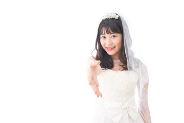 握手をするドレス姿の花嫁