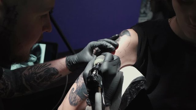 Video of doing black tattoo of snake for woman