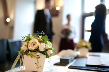 Brautpaar wartet auf dem Standesamt auf die Feier der Hochzeit und der Eheschließung