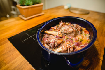 Kochtopf mit Lamm Eintopf am Herd