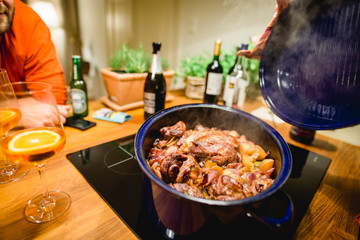 Traditionelles dalmatinisches Lamm Peka und Getränke