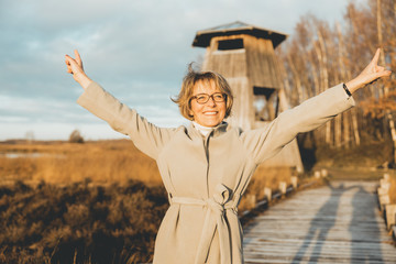 Glückliche Seniorin in der Natur