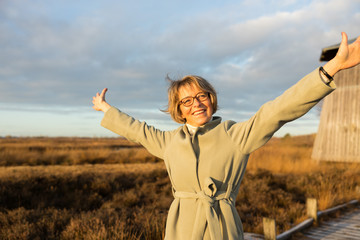 Glückliche Seniorin in der Natur