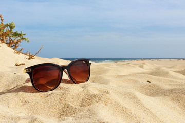Fototapeta na wymiar sunglasses in sand