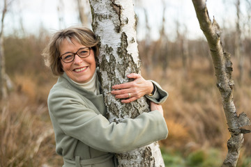 Glückliche Seniorin in der Natur