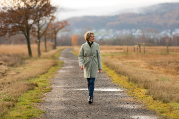 Glückliche Seniorin in der Natur