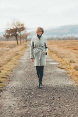 Gl&uuml;ckliche Seniorin in der Natur