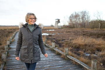 Glückliche Seniorin in der Natur