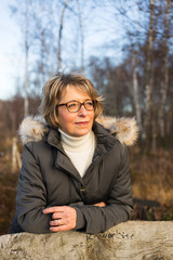 Nachdenkliche Seniorin in der Natur