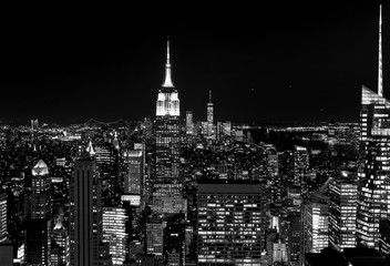 Fototapeta na wymiar New York Skyline Nacht Aussichtsplattform Panorama Hochhäuser Wolkenkratzer Manhattan Hintergrund Silhouetten Tourismus Schwarz weiß berühmt USA Metrople Millionenstadt Hudson
