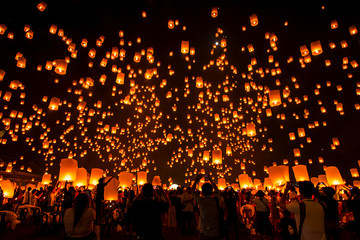 Lanna Dhutanka, Chiang Mai, Thailand - November 11, 2019: People floating lanterns to the sky in Loy Krathong Festival or known as Yi Peng Lantern Festival. © Wiradej