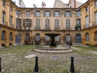 Place d'Albertas et sa fontaine à Aix en Provence ville provençal avec le fameux cours mirabeau...