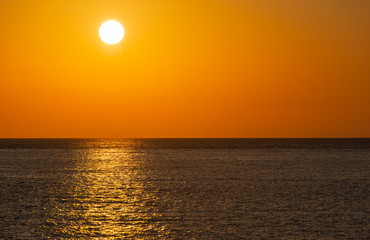 Sonnenuntergang um 20 Uhr Abend von einer Yacht aus am Mittelmeer vor Kos Griechenland