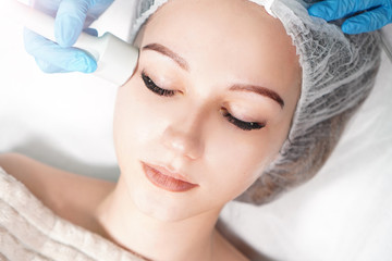Obraz na płótnie Canvas Microcurrent therapy for facial care. Cosmetologist doing face rejuvenation treatment.