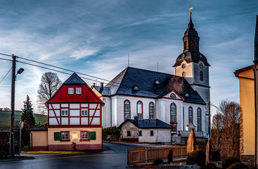 Obraz premium Kirche im Erzgebirge zur Goldenen Stunde