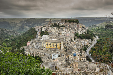 ragusa miasto chmury dachy © Tomasz