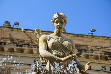pomnik syrakuzy kobieta