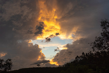 atardecer nublado
