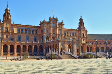 veduta parziale di Plaza de España di Siviglia in Spagna. E' uno dei luoghi più rappresentativi della città per la sua affascinante bellezza architettonica in stile neo-moresca.