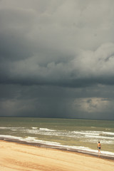 personne seule sur une plage vide un jour orageux