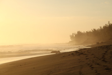 Fototapeta na wymiar couché de soleil dans la brume à l'étang salé les Bain La Réunion